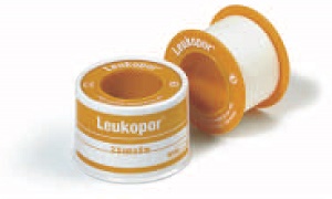CEROTTO ADESIVO IPOALLERGENICO LEUKOPOR. SUPPORTO: TESSUTO NON TESSUTO BIANCO DI POLIESTERE E VISCOSA ADESIVO POLIACRILICO SENZA RESINE E GOMME NATURALI. 5X5CM MUTABILE - Farmamood